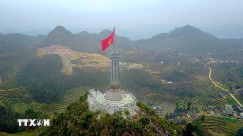 Cột cờ Lũng Cú nằm ở đỉnh Lũng Cú. Ảnh: Thành Đạt/TTXVN tam-dung-don-khach-tham-quandd.jpg