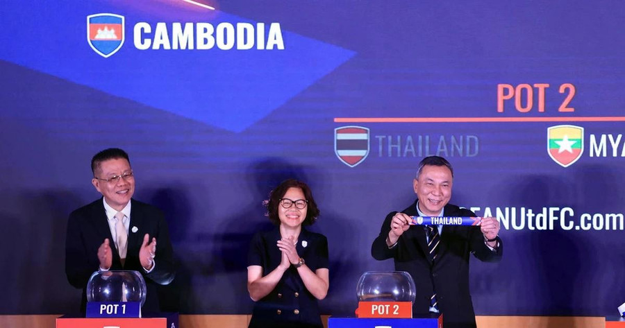 Chủ tịch Liên đoàn Bóng đá Việt Nam (VFF) Trần Quốc Tuấn (phải) bốc thăm chia bảng Giải Bóng đá Nữ Vô địch Đông Nam Á 2025. Ảnh: VFF chia-bang-aff-cup-nu-2025dd.jpg
