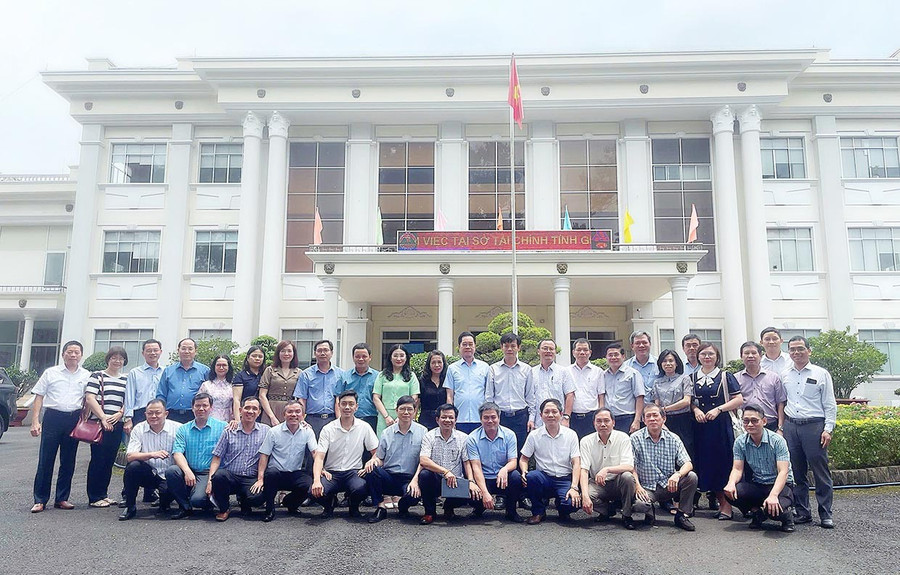Sở Tài chính tỉnh Gia Lai và Sở Tài chính tỉnh Bình Định gặp mặt, trao đổi các nội dung liên quan đến đề án hợp nhất. Ảnh: Duy Hưng 2sc.jpg
