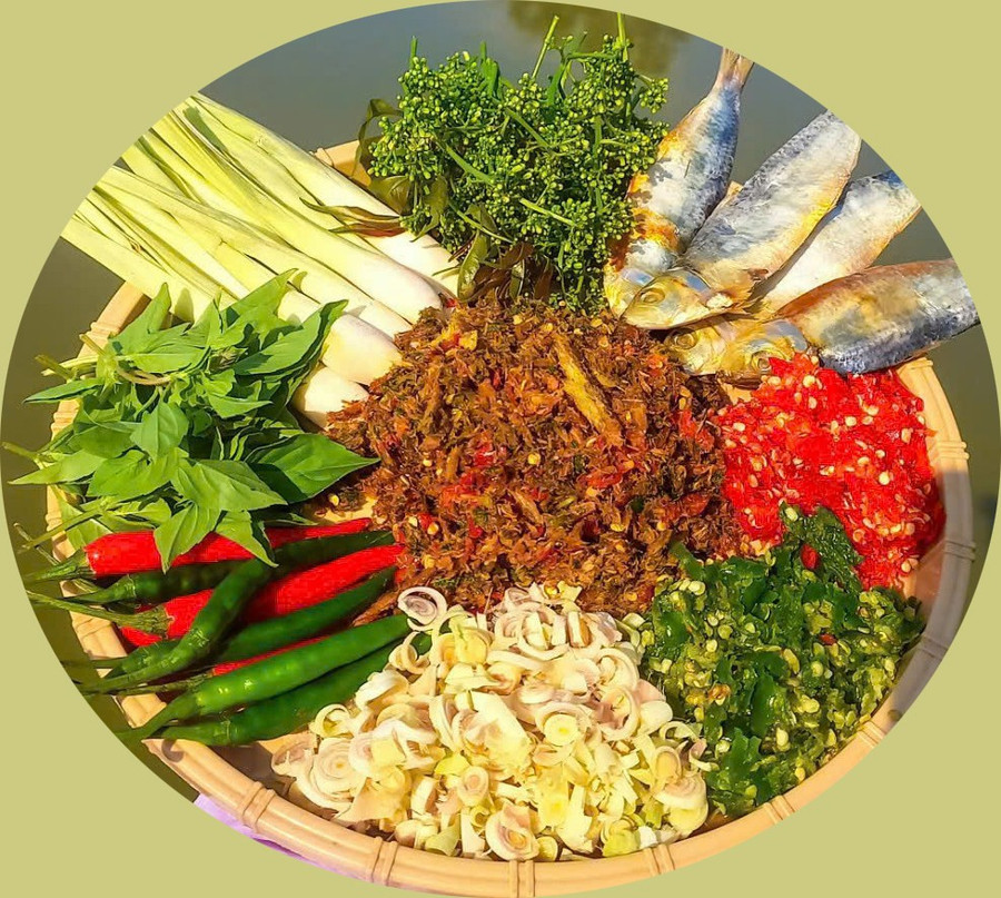 Các nguyên liệu chính để làm món muối cá trích. Ảnh: V.T.T 1a-4218.jpg