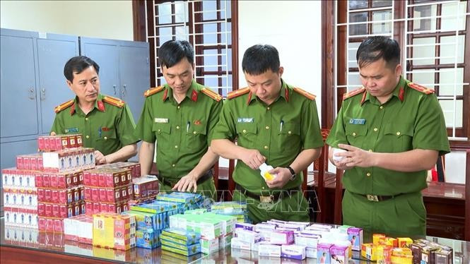 Phòng Cảnh sát kinh tế Công an tỉnh Thanh Hóa triệt phá đường dây sản xuất, buôn bán tân dược giả quy mô lớn. Ảnh: TTXVN phát 2cq.jpg
