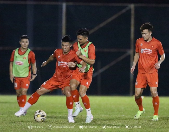 Hàng thủ tuyển Việt Nam thực hành bài tranh chấp 1-1 Hàng thủ tuyển Việt Nam thực hành bài tranh chấp 1-1