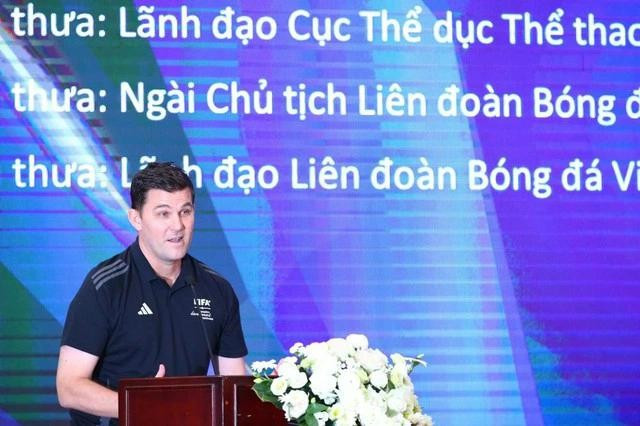 Chuyên gia Simon Toselli của FIFA. ẢNH: VFF Chuyên gia Simon Toselli của FIFA. ẢNH: VFF