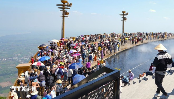 Tourists experience tourism on the Du khách trải nghiệm du lịch trên “nóc nhà Nam Bộ” với độ cao 986m. (Ảnh: Minh Phú/TTXVN)