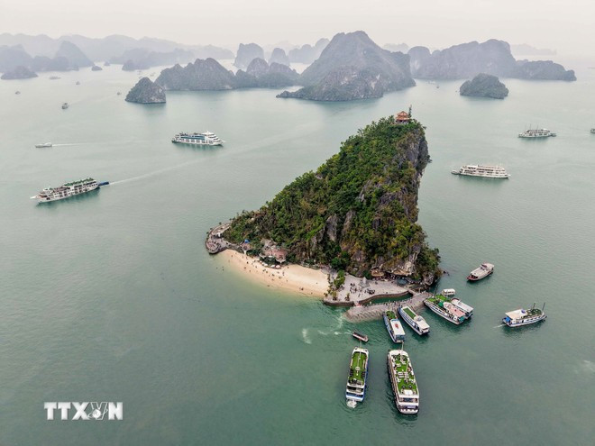 Kỳ quan thiên nhiên thế giới Vịnh Hạ Long. (Nguồn: TTXVN) Kỳ quan thiên nhiên thế giới Vịnh Hạ Long. (Nguồn: TTXVN)