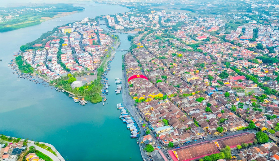 Trải nghiệm vẻ đẹp của di sản Hội An từ trên không ở độ cao khoảng 200m với dù lượn. Ảnh: QUỐC TUẤN miendisan.jpg