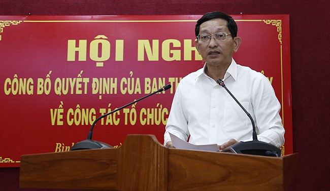 Trưởng Ban Tổ chức Tỉnh ủy Mai Việt Trung công bố các quyết định của Ban Thường vụ Tỉnh ủy. Ảnh: HỒNG PHÚC 2b.jpg