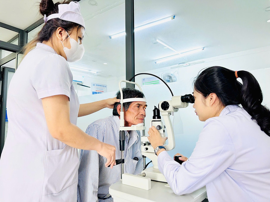 Bác sĩ Bệnh viện Mắt Quốc tế Sài Gòn-Gia Lai khám mắt sau phẫu thuật cho bệnh nhân. Ảnh: N.N 1a-1065.jpg
