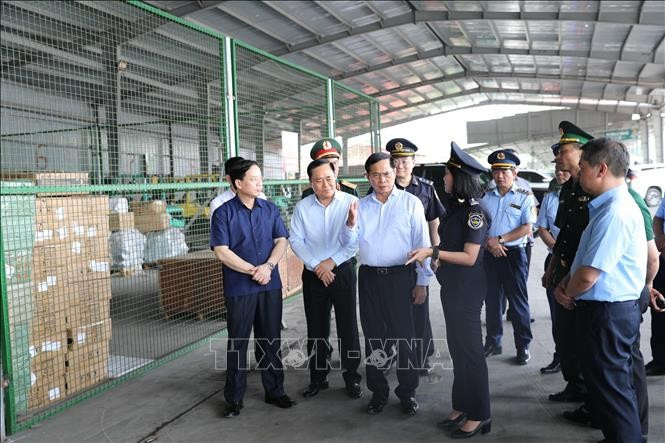 Phó Thủ tướng Bùi Thanh Sơn thị sát khu bốc dỡ hàng hóa xuất nhập khẩu trong khu vực cửa khẩu Quốc tế Hữu Nghị (Lạng Sơn). Ảnh: Nguyễn Quang Duy/TTXVN 3cq.jpg