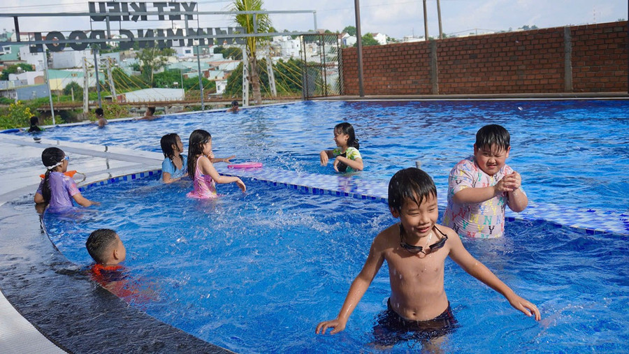 Bơi là một trong những hoạt động thu hút đông đảo thanh, thiếu nhi vào dịp hè. Ảnh: Chu Hằng 0ch.jpg