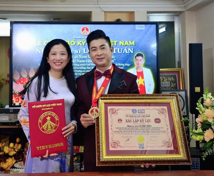 Ca- nhạc sĩ Lê Anh Tuấn trở thành "Kỷ lục gia Việt Nam" Ca- nhạc sĩ Lê Anh Tuấn trở thành "Kỷ lục gia Việt Nam"