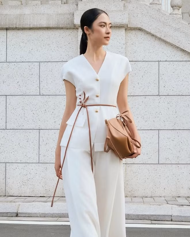 Tông màu đất cùng với màu trắng truyền thống, là những lựa chọn phổ biến nhất tại các cửa hàng quần vải lanh năm nay. ẢNH: @STYLELOUNGE.VN