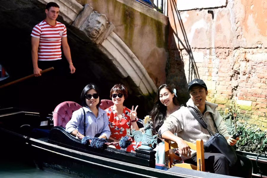 Du khách Việt thưởng ngoạn thành phố trên những chiếc thuyền gondola. Ảnh : Hoàng Hà