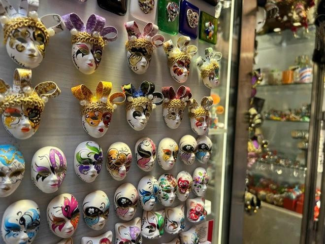 Một trong những đặc sắc nhất của Venice là lễ hội hóa trang (lễ hội Venetian Carnavale) hay còn gọi Carnaval of Venice, được diễn ra vào tháng 2 hoặc tháng 3 hằng năm và kéo dài khoảng 2 tuần. ẢNH: MAI HÀ Một trong những đặc sắc nhất của Venice là lễ hội hóa trang (lễ hội Venetian Carnavale) hay còn gọi Carnaval of Venice, được diễn ra vào tháng 2 hoặc tháng 3 hằng năm và kéo dài khoảng 2 tuần. ẢNH: MAI HÀ