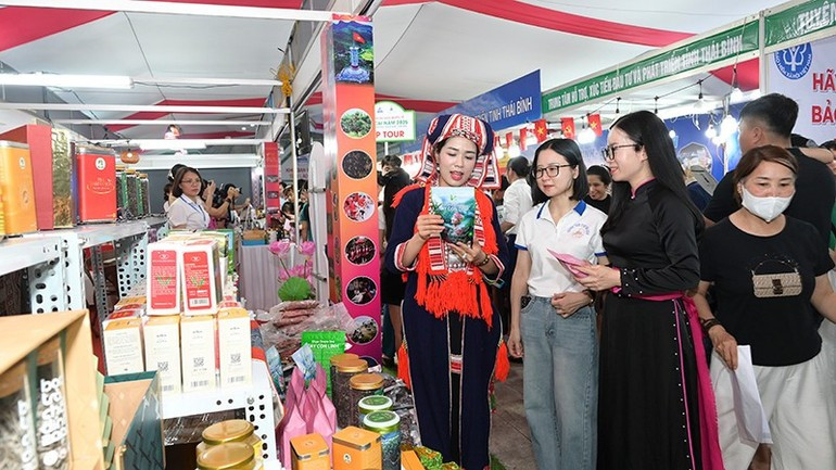 Hội chợ Du lịch quốc tế Lào Cai năm 2025 là dịp để các doanh nghiệp kinh doanh dịch vụ du lịch giới thiệu các sản phẩm, dịch vụ và ngành nghề du lịch, thúc đẩy thị trường du lịch. 8dl.jpg