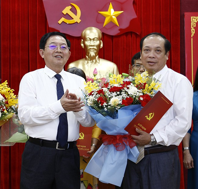 Bí thư Tỉnh ủy Hồ Quốc Dũng trao quyết định bổ nhiệm, tặng hoa chúc mừng đồng chí Nguyễn Minh Phương - Phó Giám đốc Đài PT&TH Bình Định, giữ chức Phó Tổng Biên tập Báo Bình Định sau hợp nhất. Ảnh: HỒNG PHÚC 6b.jpg