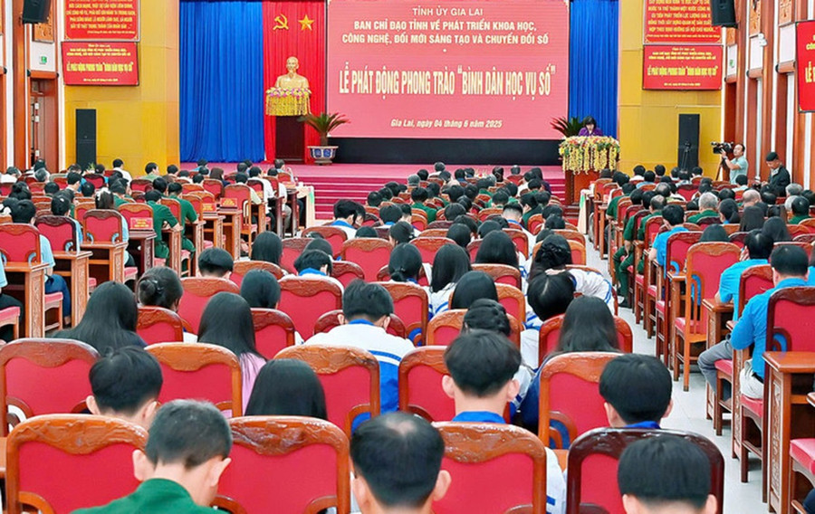 Quang cảnh lễ phát động phong trào “Bình dân học vụ số”. Ảnh: Đ.T 1le-phat-dong.jpg