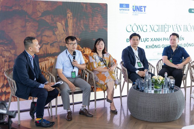 Tiến sỹ Đỗ Trần Phương (cầm mic), Tiến sỹ Lư Thị Thanh Lê tại hội thảo. Tiến sỹ Đỗ Trần Phương (cầm mic), Tiến sỹ Lư Thị Thanh Lê tại hội thảo.