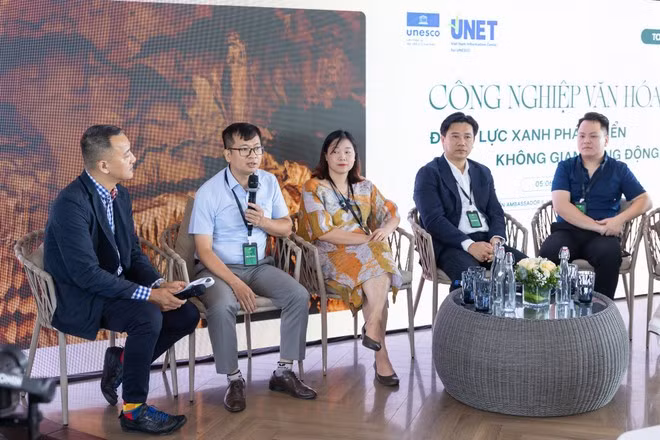 Tiến sỹ Đỗ Trần Phương (cầm mic), Tiến sỹ Lư Thị Thanh Lê tại hội thảo.