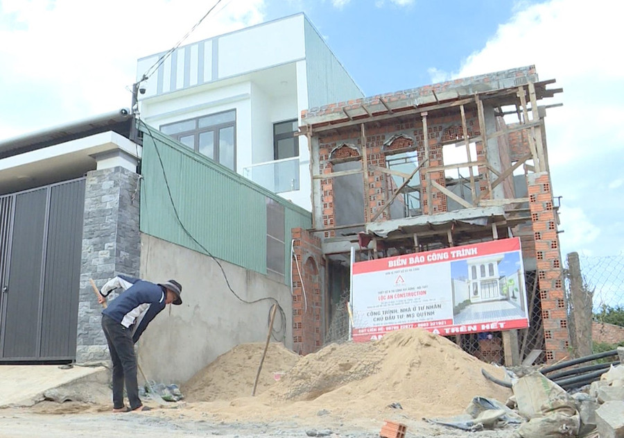 Trong lúc chờ hướng dẫn từ Bộ Xây dựng, người dân, doanh nghiệp vẫn phải tuân thủ các quy định cấp phép xây dựng hiện hành. Ảnh: M.Q 1-6423.jpg