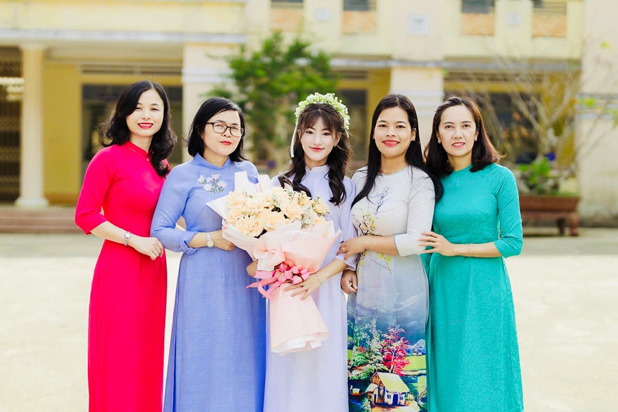 Em Lê Thị Trúc Mai (thứ 3 bên trái qua, lớp 12C4, Trường THPT Hoàng Hoa Thám, TP. Pleiku) gửi thư tri ân thầy cô (ảnh nhân vật cung cấp). 3t.jpg