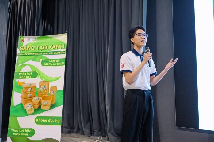 Thí sinh trình bày về dự án hộp đựng thực phẩm từ thân chuối Thí sinh trình bày về dự án hộp đựng thực phẩm từ thân chuối