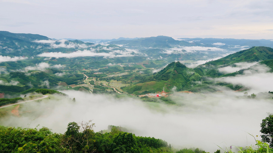 Toàn cảnh thung lũng dưới chân đèo. 7du-toan-canh.jpg
