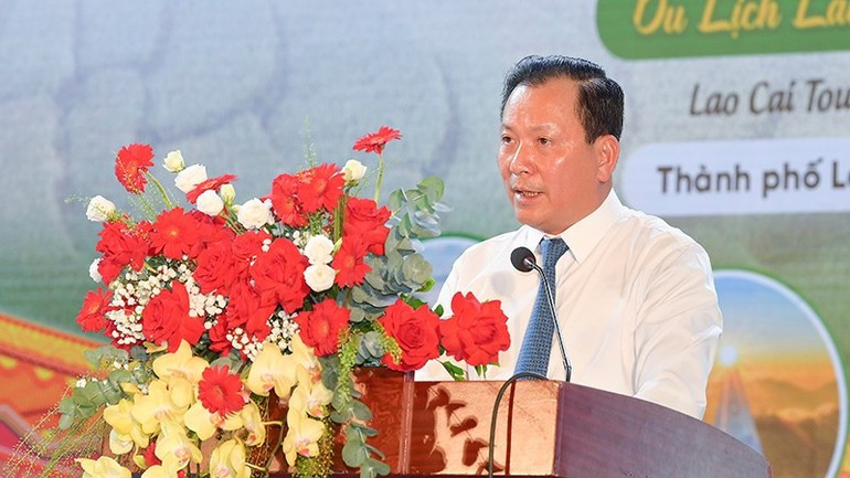 Đồng chí Hoàng Quốc Khánh, Phó Chủ tịch Thường trực Ủy ban nhân dân tỉnh Lào Cai phát biểu khai mạc Hội chợ. 4dulich.jpg