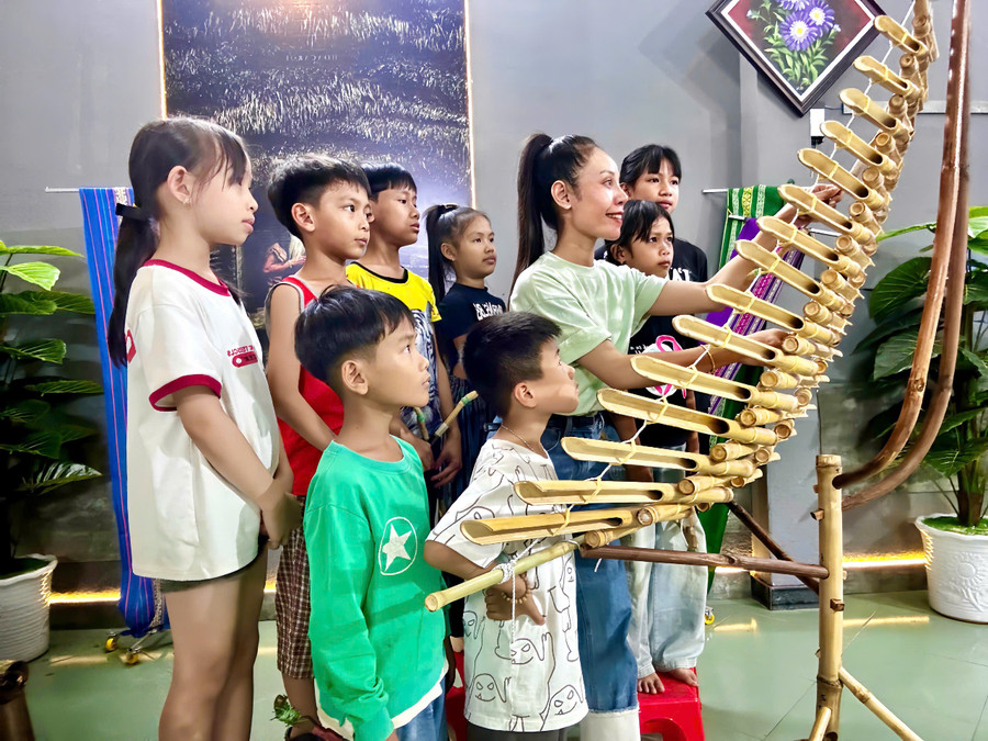 Duy trì các lớp dạy nhạc cụ truyền thống. Ảnh: HT 2cauchuyen-vh.jpg