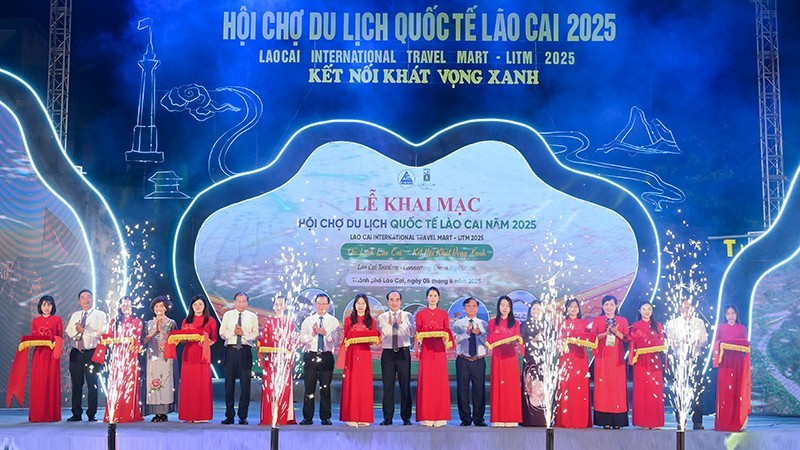 Các đại biểu cắt băng khai mạc Hội chợ Du lịch quốc tế Lào Cai năm 2025. du-lich-dd.jpg