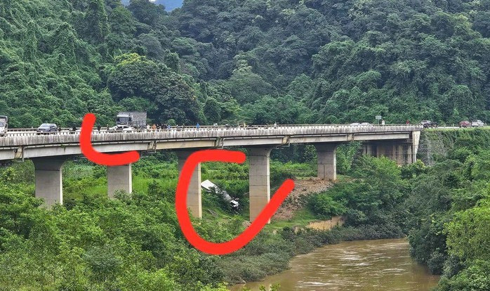 Chiếc ô tô tải biển số Hà Nội văng khỏi cầu, rơi xuống vực sâu khoảng 20 m. Ảnh: Minh Đức Chiếc ô tô tải biển số Hà Nội văng khỏi cầu, rơi xuống vực sâu khoảng 20 m. Ảnh: Minh Đức