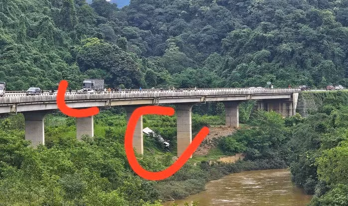 Chiếc ô tô tải biển số Hà Nội văng khỏi cầu, rơi xuống vực sâu khoảng 20 m. Ảnh: Minh Đức