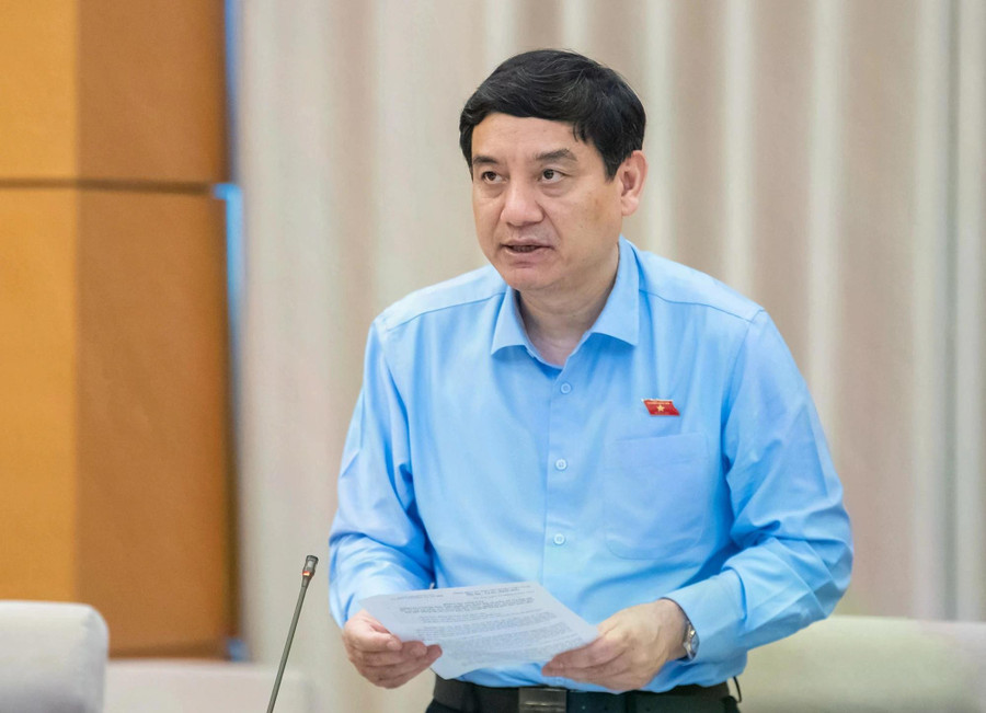 Chủ nhiệm Ủy ban Văn hóa - Xã hội Nguyễn Đắc Vinh trình bày báo cáo thẩm tra dự thảo pháp lệnh sửa đổi điều 10 Pháp lệnh Dân số 2003. ẢNH: PHẠM THẮNG Chủ nhiệm Ủy ban Văn hóa - Xã hội Nguyễn Đắc Vinh trình bày báo cáo thẩm tra dự thảo pháp lệnh sửa đổi điều 10 Pháp lệnh Dân số 2003. ẢNH: PHẠM THẮNG