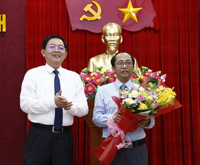 Bí thư Tỉnh ủy Hồ Quốc Dũng trao quyết định, tặng hoa chúc mừng đồng chí Nguyễn Phương Nhân - Phó Chánh Văn phòng Tỉnh ủy, được bổ nhiệm giữ chức vụ Thư ký Bí thư Tỉnh ủy. Ảnh: HỒNG PHÚC 8b.jpg