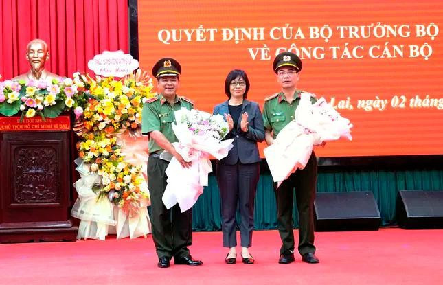 Phó Chủ tịch UBND tỉnh Gia Lai Nguyễn Thị Thanh Lịch tặng hoa chúc mừng Thiếu tướng Rah Lan Lâm và đại tá Phạm Hữu Trường can-gia-lai.jpg