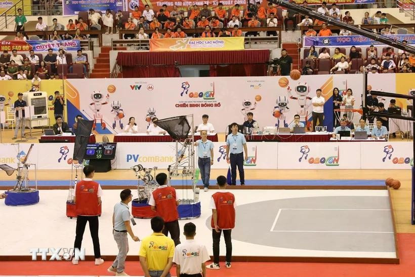 Trận đấu tại bảng B giữa DCN-SEEE02 Đại học Công nghiệp Hà Nội (xanh) và Sao Đỏ-Hải Phòng 3 Đại học Sao Đỏ (đỏ) sau lễ khai mạc. Ảnh: Đức Phương/TTXVN doi.jpg