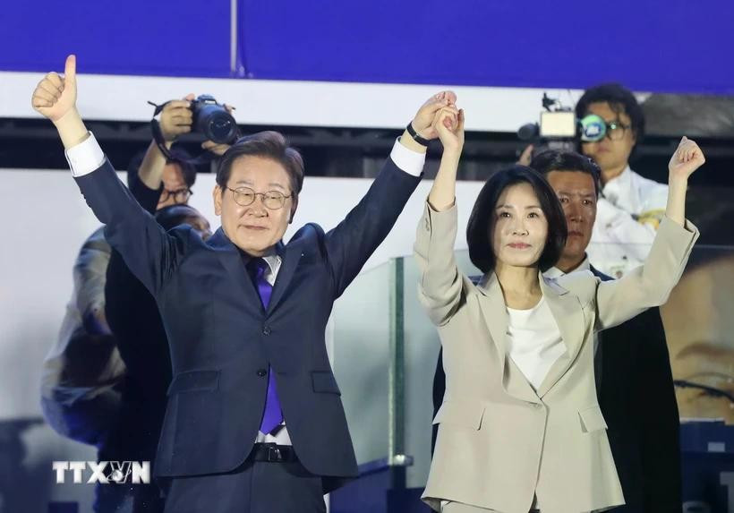 Ông Lee Jae-myung (trái) mừng chiến thắng sau khi đắc cử Tổng thống Hàn Quốc. Ảnh: YONHAP/TTXVN 1nhansuu.jpg