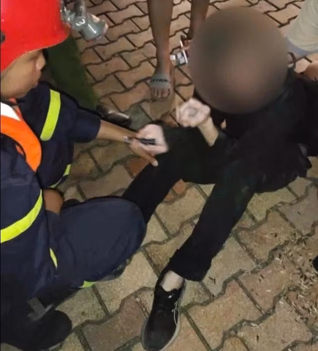 Công an TP.Đà Nẵng nhanh chóng giải cứu du khách nước ngoài có ý định nhảy xuống sông Hàn. Ảnh: N.T