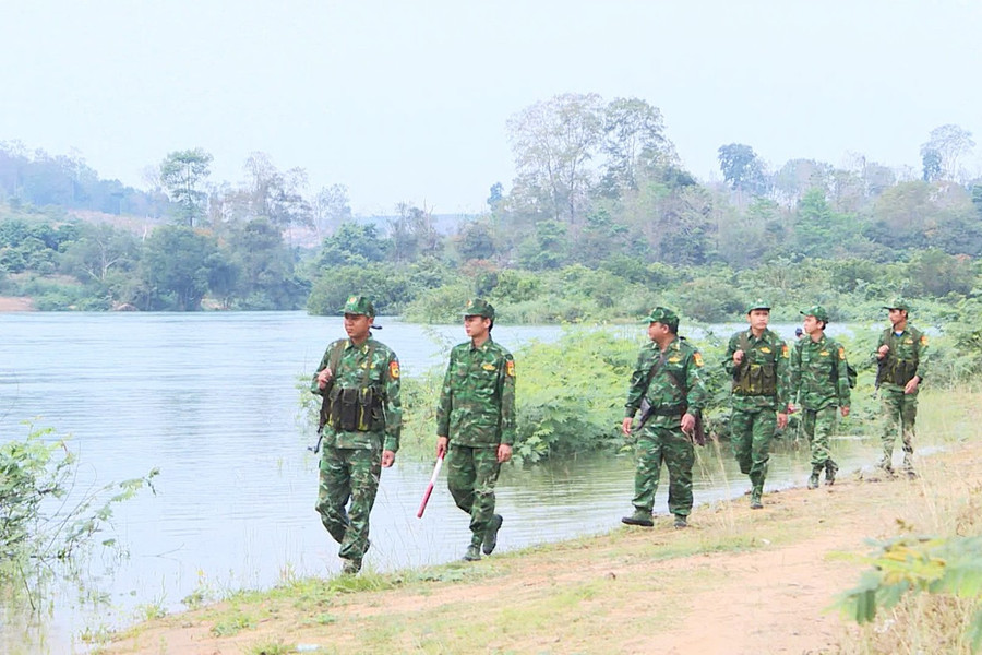 Cán bộ, chiến sĩ Đồn Biên phòng Ia O (huyện Ia Grai) tuần tra bảo vệ biên giới. Ảnh: T.D 1a-8840.jpg