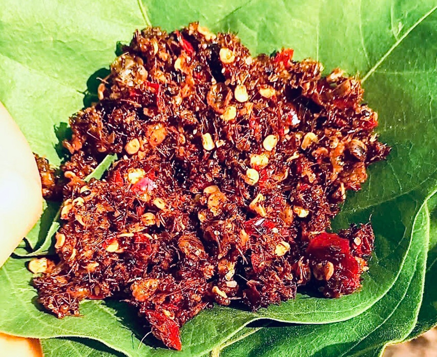 Ngoài chấm thịt, muối kiến trộn với xoài non, đu đủ xanh, cà pháo, dưa leo… cũng rất ngon. Ảnh: V.T.T 3333.jpg
