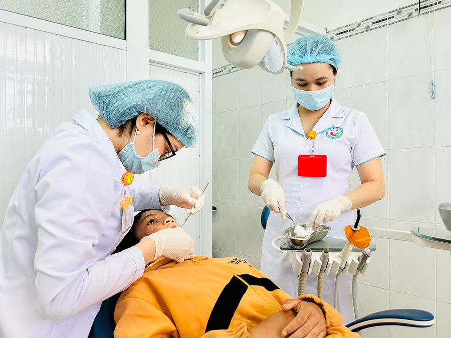 Các y-bác sĩ, nhân viên y tế Bệnh viện Nhi tỉnh luôn tận tâm điều trị, chăm sóc người bệnh. Ảnh: N.N 1nn.jpg