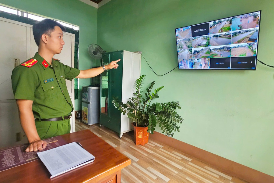 Với mô hình “Camera an ninh”, tất cả dữ liệu thông tin hình ảnh được truyền trực tiếp về máy chủ tại trụ sở Công an xã Hòa Phú. Ảnh: R.H 1h.jpg