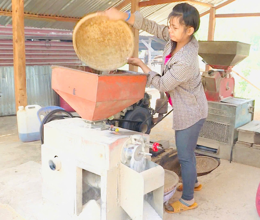 Người dân xã Hà Đông, huyện Đak Đoa xay xát lúa gạo. Ảnh: K.N 3t-nguoi-dan-bahnar-xa-ha-dong-huyen-dak-dao-xay-xat-lua-gao.jpg