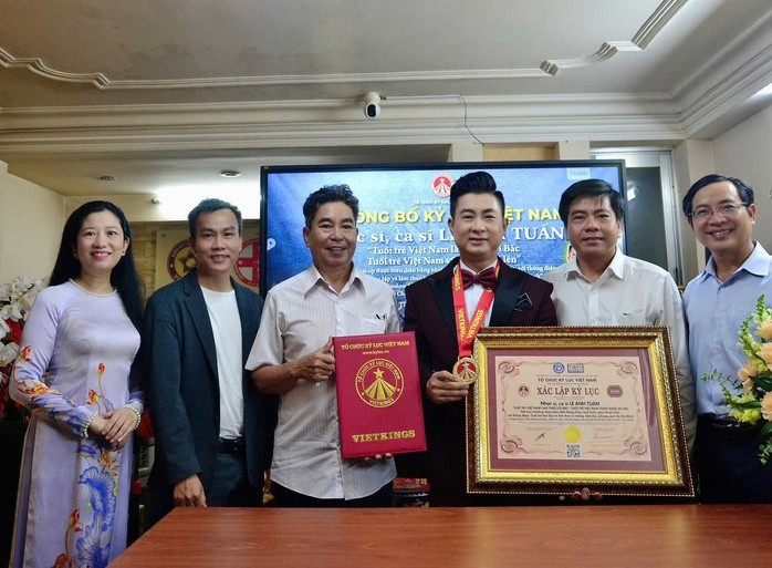 Nhạc sĩ - ca sĩ Lê Anh Tuấn chia vui cùng ê-kip khi nhận bằng kỷ lục Nhạc sĩ - ca sĩ Lê Anh Tuấn chia vui cùng ê-kip khi nhận bằng kỷ lục