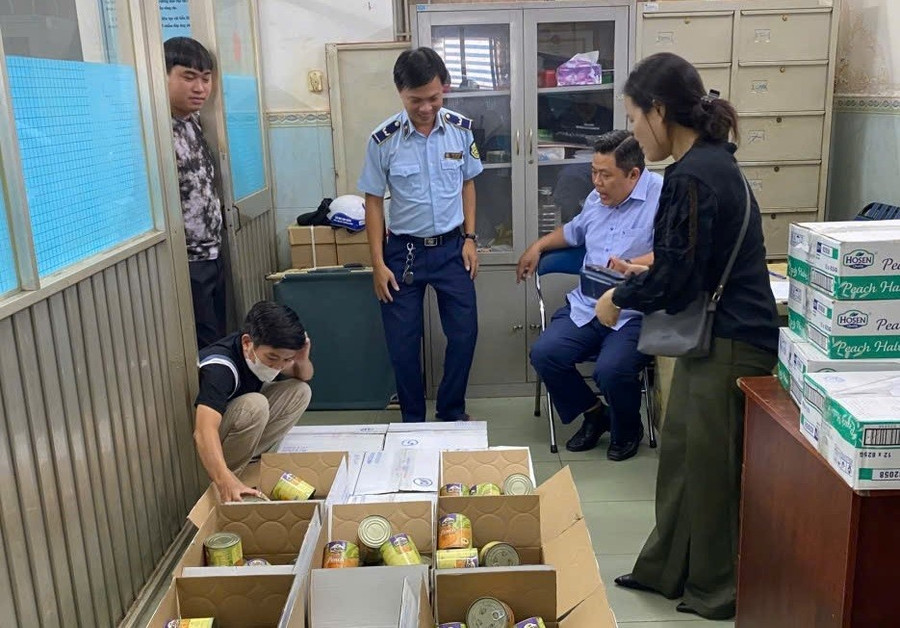 Cơ quan chức năng kiểm tra mặt hàng sữa tại TP Hồ Chí Minh. Ảnh: Hoàng Tuyết/Báo Tin tức 1cq.jpg