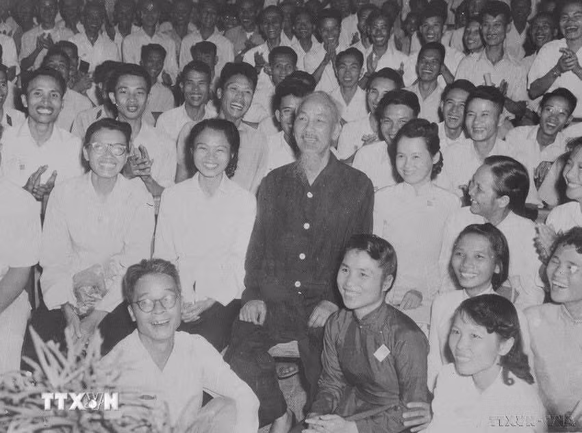 Chủ tịch Hồ Chí Minh với các đại biểu dự Đại hội lần thứ III những người viết báo VN (8.9.1962). Ảnh: Tư liệu TTXVN