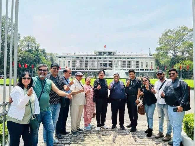 Du khách Ấn Độ tham quan Dinh Độc Lập, Thành phố Hồ Chí Minh. Ảnh: CTV/Vietnam+ dulich.jpg