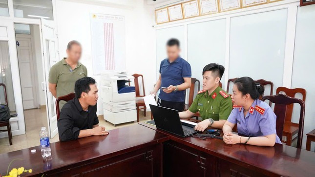 Cơ quan chức năng TP Huế lấy lời khai đối với Phan Văn Phú (áo đen, bìa trái). Cơ quan chức năng TP Huế lấy lời khai đối với Phan Văn Phú (áo đen, bìa trái).