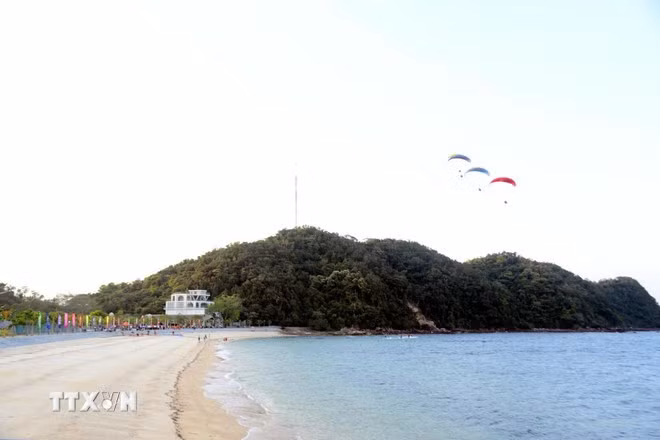 Khu du lịch sinh thái đảo Đá Dựng có bãi tắm mịn, nước biển trong xanh, môi trường sạch đẹp. (Ảnh: Thanh Vân/TTXVN)