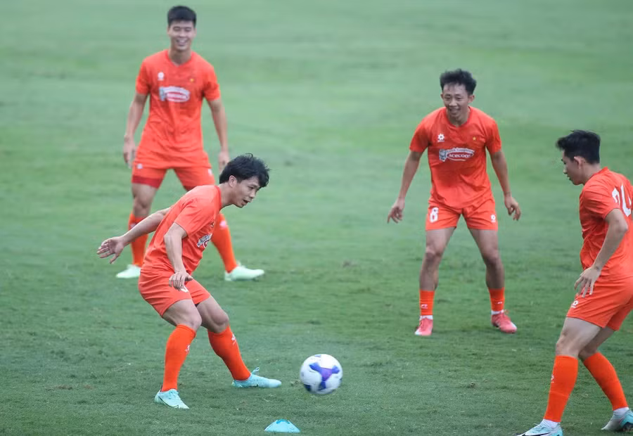 Công Phượng nỗ lực trong buổi tập đội tuyển Việt Nam. Ảnh: Minh Tú